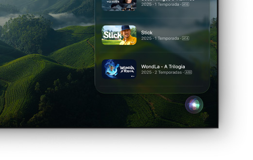 Uma TV de tela plana mostra uma lista de filmes e séries do Apple TV.