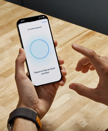 Uma pessoa faz um Teste de Audição em seu iPhone.