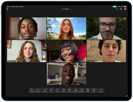 A parte da frente do iPad Air mostra uma chamada de Zoom na tela com várias pessoas