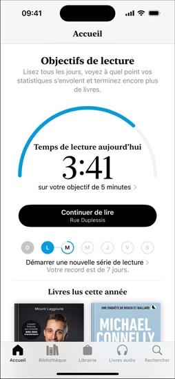 L’écran d’un iPhone affiche l’interface des objectifs de lecture dans l’app Livres. Un anneau de progression en occupe la partie supérieure. Sous l’anneau se trouvent les informations de suivi des lectures, y compris un moniteur de série hebdomadaire. Dans le bas, la section Lectures de cette année affiche une rangée de deux livres avec un emplacement vide pour un troisième