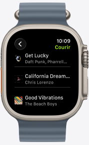 Écran d'Apple Watch affichant une liste de lecture Apple Fitness+ avec des chansons de Daft Punk, Pharrell Williams, Chris Lorenzo et The Beach Boys