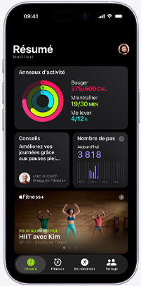 App Apple Fitness+ sur iPhone montrant l’onglet Résumé, avec anneaux d’activité, conseils de coach, nombre de pas et entraînements Fitness+ recommandés