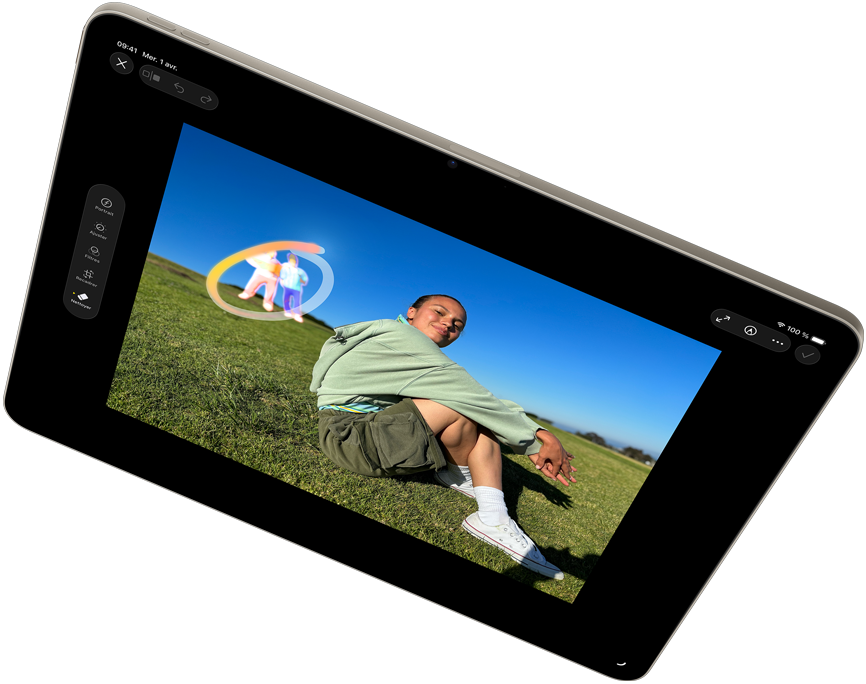 Vue d’un iPad Air en orientation paysage, mettant en valeur Apple Intelligence avec l’outil de nettoyage, dans l’app Photos