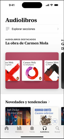 La pantalla de un iPhone muestra la sección Leer Más Autores Negros en la app Libros, con una introducción sobre autores negros publicados. A continuación se muestra la sección Novedades y Próximamente, con dos audiolibros