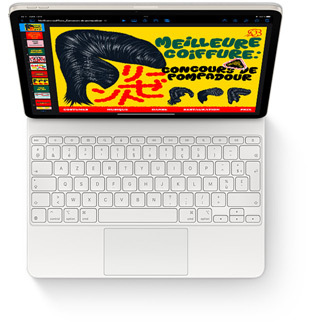 Vue d’en haut d’un iPad Air avec un Magic Keyboard pour iPad Air en blanc.