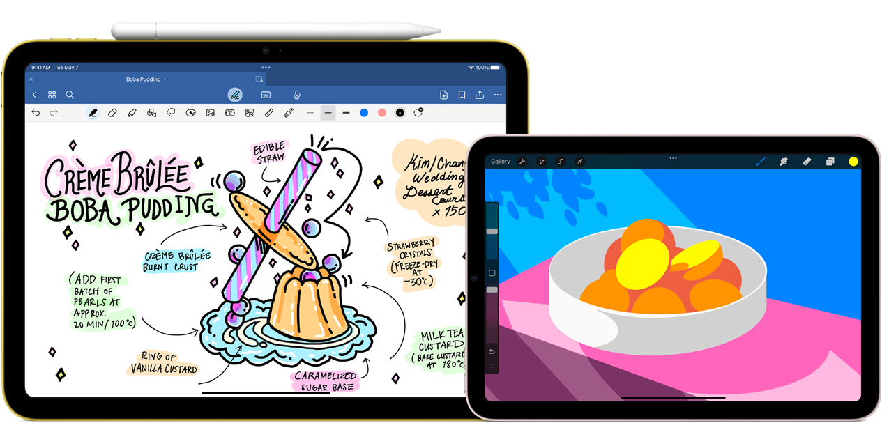 左側是橫向放置的 iPad，螢幕正顯示附有筆記和畫作的圖像；頂端貼合著 Apple Pencil USB-C。右側是橫向放置的 iPad mini，展示著以 ProCreate 繪製的彩色插圖。