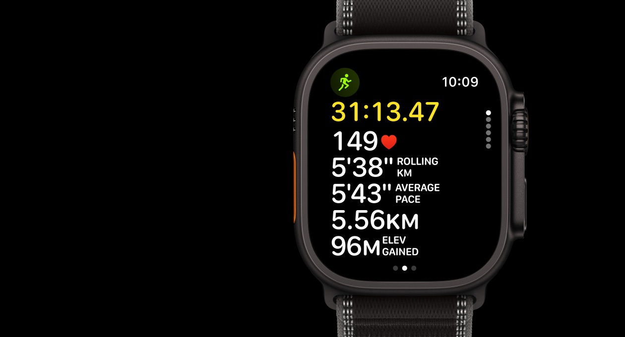 Apple Watch Ultra 3, crna boja, kućište od titanija, aplikacija Trening, Trčanje na otvorenom, vanjska lijeva strana, Tipka postupka, vanjska desna strana, Digital Crown, bočna tipka, remen, narukvica Trail, crna/ugljen boja