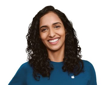 Smiling Apple Specialist with an approachable demeanor