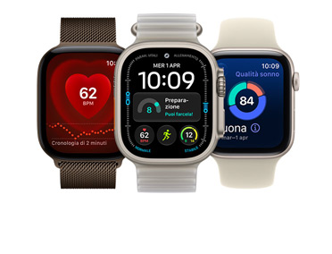 Tre Apple Watch: Apple Watch Series 12, cassa in alluminio bronzo scuro, app Battito, loop in maglia milanese bronzo scuro, Apple Watch Ultra 4, cassa in titanio naturale, quadrante Modulare con le complicazioni Preparazione, Battito, Allenamenti e Indice UV, lato destro, Digital Crown, tasto laterale in rilievo, cinturino Ocean verde alga traslucido, Apple Watch SE 3, cassa in alluminio galassia, Qualità del sonno, lato destro, Digital Crown, cinturino Sport color sabbia