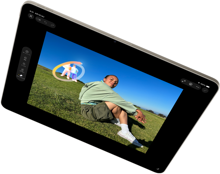 横向きのiPad Air。写真アプリのクリーンアップツールとともにApple Intelligenceを紹介している