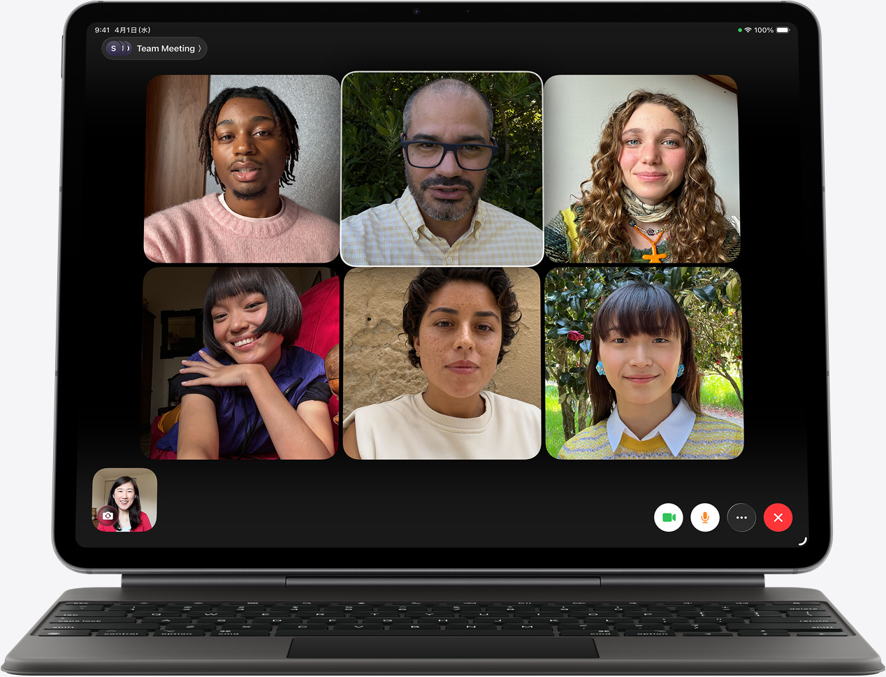 ブラックのMagic Keyboardを装着したiPad Airの前面の外観。FaceTime通話の画面に複数の参加者が表示されている