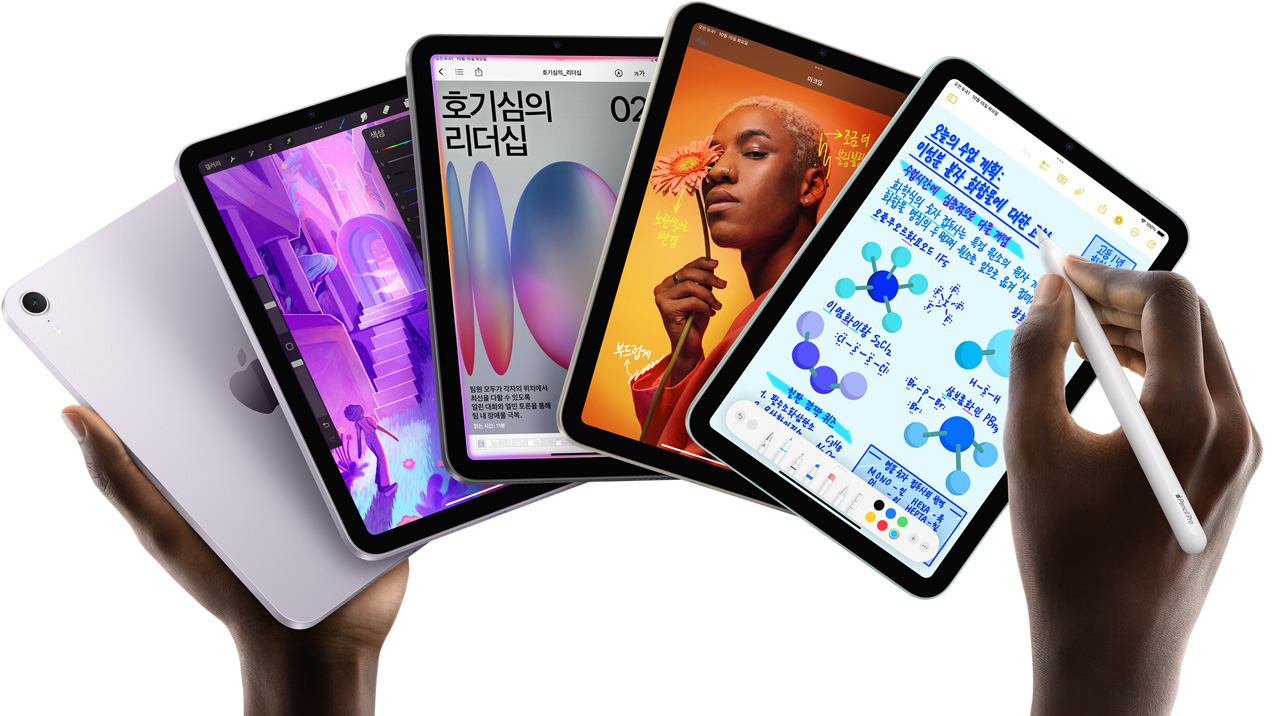 사용자가 iPad mini 모델 다섯 대를 부채처럼 펼쳐서 손에 들고 있는 모습. 한 대는 후면 카메라를, 나머지 네 대는 앞모습을 보여주고 있고, Apple Pencil Pro로 필기를 하고 있습니다.