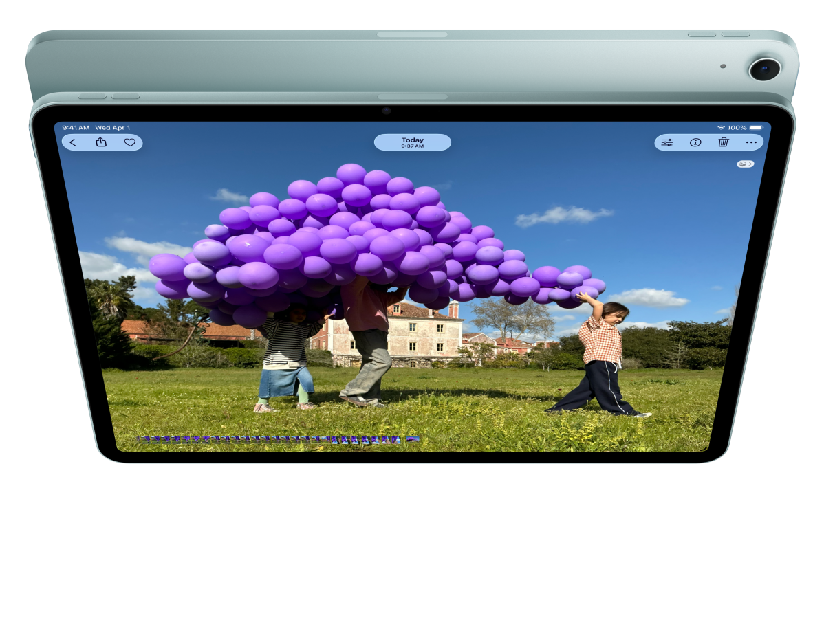 „iPad Air“, priekinė dalis, naudotojas įjungęs programą „FaceTime“ ir peržiūri „Keynote“; priešais kitas „iPad Air“, galinė dalis