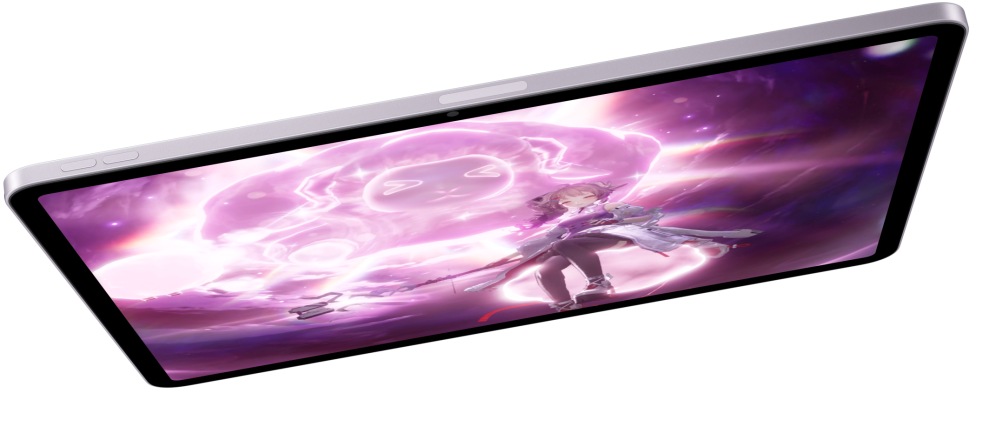 Horizontāli novietota iPad Air ekrānā redzama videospēle, zem tā redzami divi citi iPad Air modeļi
