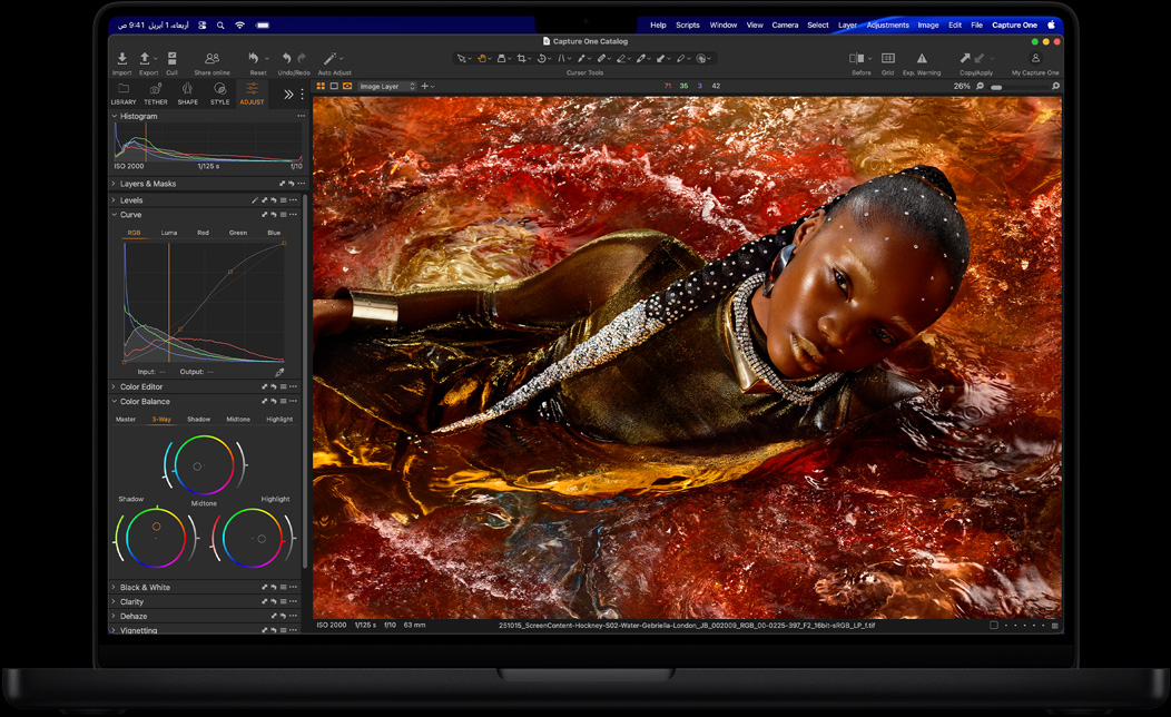 شاشة MacBook Pro تعرض صورة لشخص يتم تعديلها في Capture One