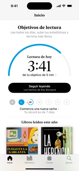 Pantalla de un iPhone que muestra la interfaz de Objetivos de Lectura en la app Libros. En la parte superior, hay un círculo de progreso. Debajo aparece el registro de la racha de lectura semanal. En la parte inferior está la sección Libros leídos este año, que incluye una fila de dos libros y un espacio vacío para un tercero
