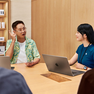 Bird’s-eye view of a business training at an Apple&nbsp;Store.