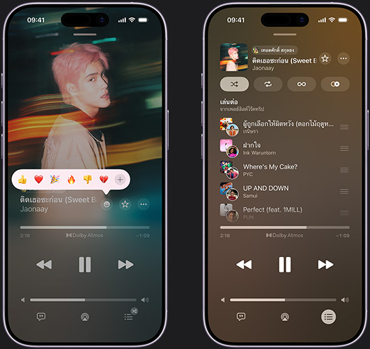 iPhone ที่อยู่ทางซ้ายแสดงเพลง Don't Do Me Good โดย Madi Diaz และ Kacey Musgraves ที่กำลังเล่นอยู่บนหน้าจอพร้อมอิโมจิสื่ออารมณ์ที่แสดงขึ้นมาให้เลือก ไม่ว่าจะเป็นนิ้วโป้งชี้ขึ้น หัวใจ ฉลอง นิ้วโป้งชี้ลง หรือจะเพิ่มการสื่ออารมณ์อื่นๆ ก็ได้ ส่วน iPhone ที่อยู่ทางขวาแสดงเพลย์ลิสต์ที่ใช้งานร่วมกันที่มีชื่อว่า Road Trip Playlist ซึ่งมีเพลงที่เพิ่มโดยคนอื่นๆ ที่มีส่วนช่วยสร้างเพลย์ลิสต์