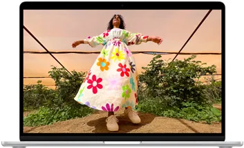 MacBook Air 螢幕顯示一個人穿著鮮艷色彩服裝的照片，展示 Liquid Retina 顯示器的顏色範圍和解析度