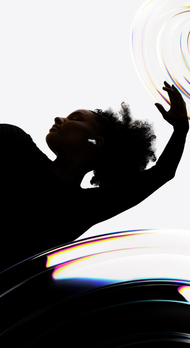سماعات AirPods Pro 3 موضوعة في أذن راقصة وهي تستمتع بتجربة استماع من دون استخدام يديها