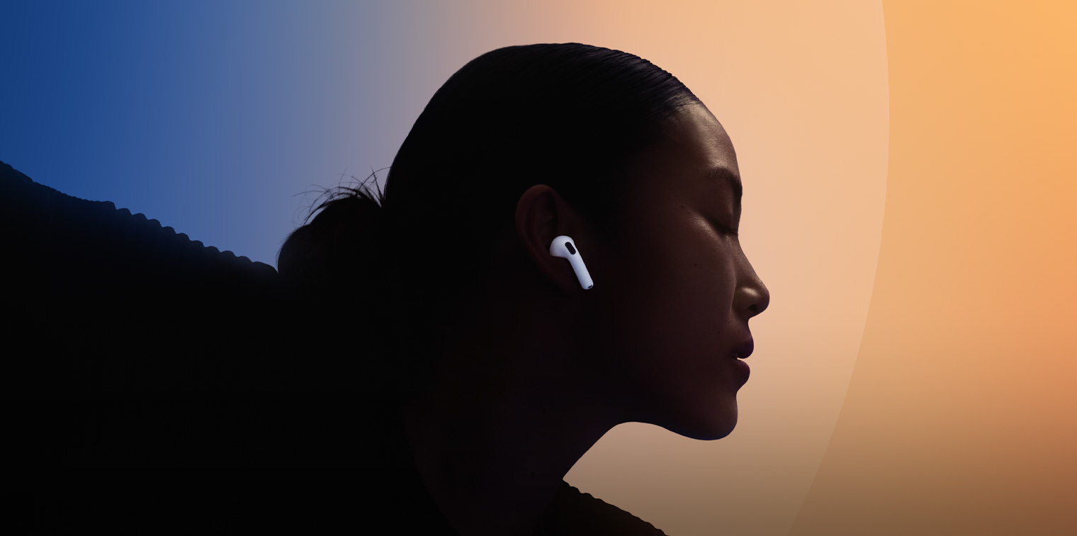 راقصة تستخدم AirPods 4