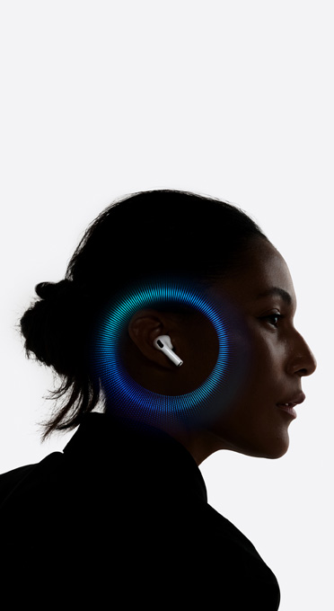 Eine Person, die AirPods Pro 3 trägt, mit Schallwellen um ihr Ohr