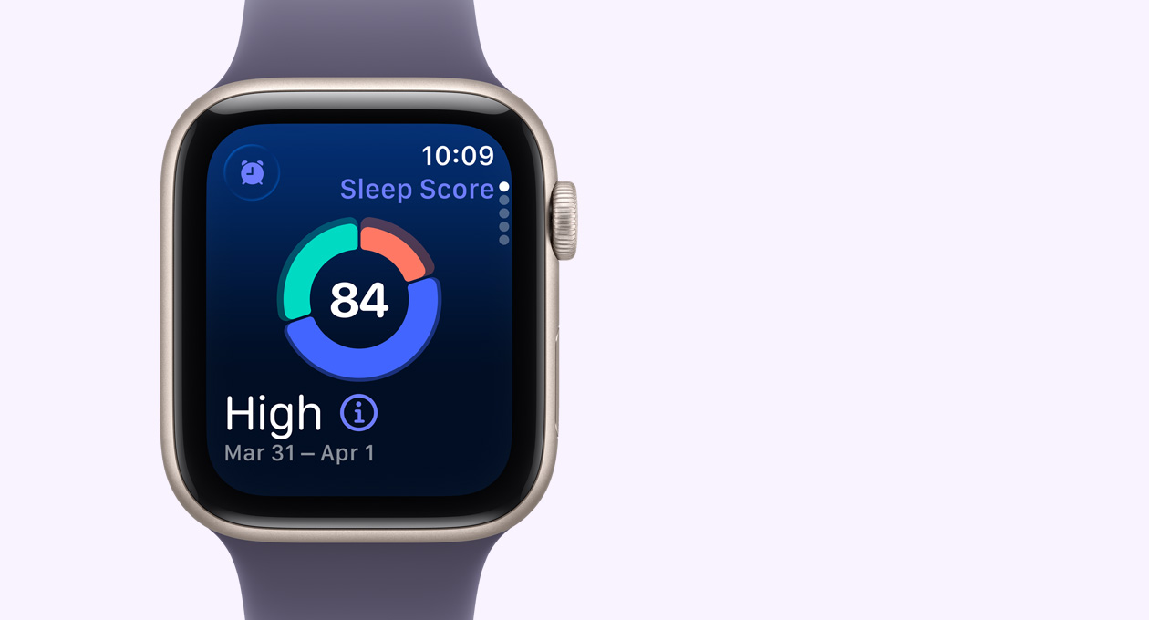 Apple Watch SE 3, alumiiniumkorpus, toonis tähevalge, ekraanil kuvatakse uneskoori ringdiagrammi, parem väliskülg, Digital Crown, Sport Band, udulilla värv