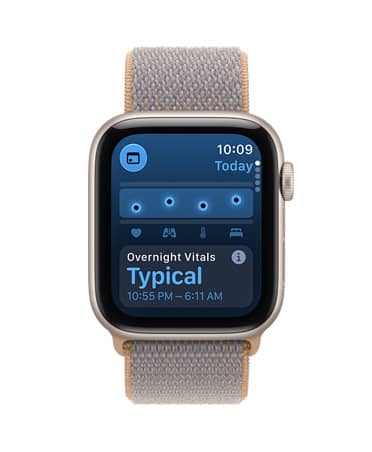 Apple Watch SE 3，螢幕顯示夜間維生指數，星光色鋁金屬錶殼，機身右側有數碼錶冠，配搭水手布藍色 (淺藍灰色) 運動手環