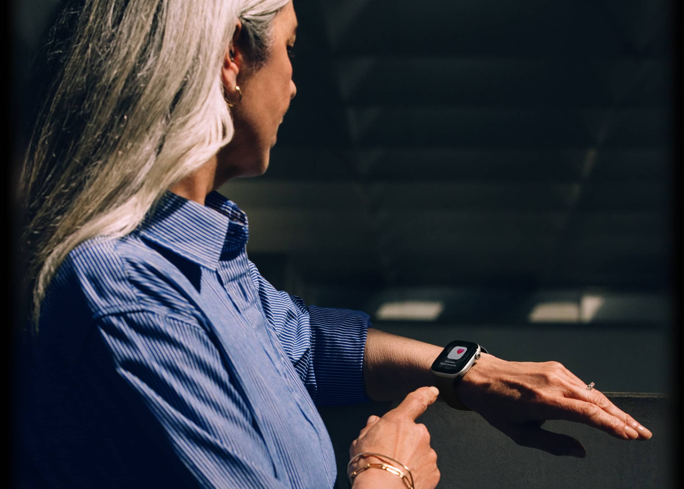O persoană citește o notificare de hipertensiune pe Apple Watch Series 11