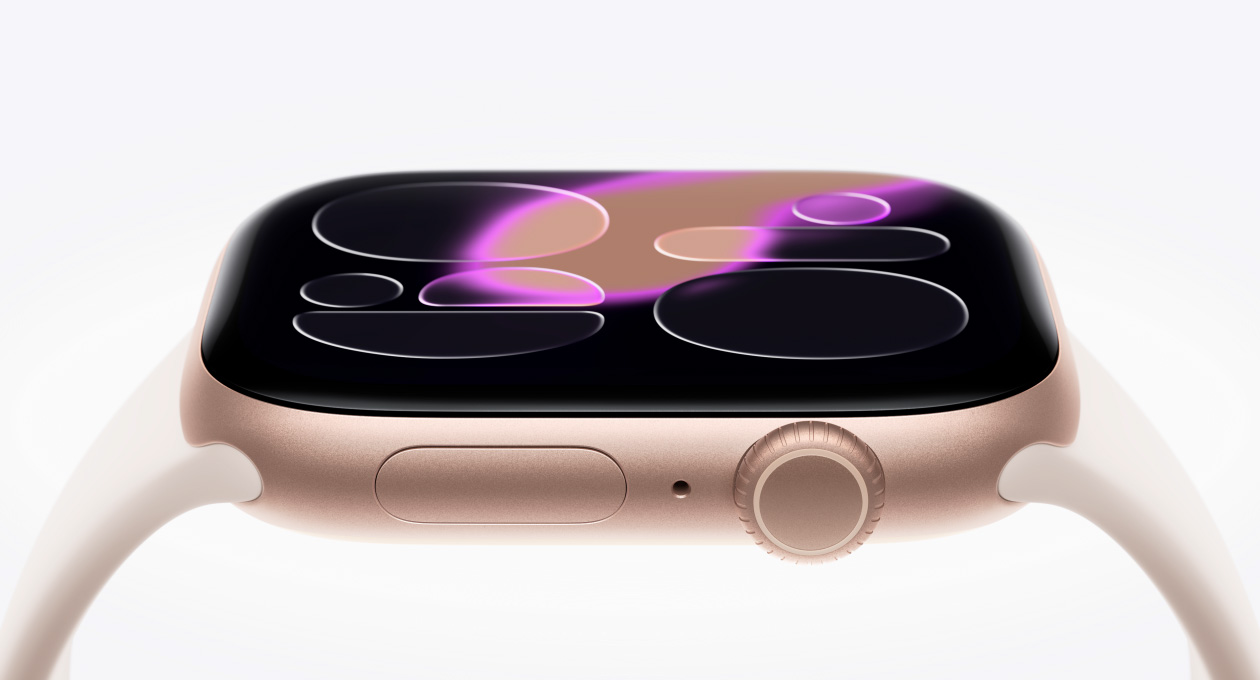 Apple Watch Series 11, culoare Roz auriu, carcasă din aluminiu, cadran de ceas Artă interactivă, partea dreaptă exterior, Digital Crown, microfon, buton lateral, curea Sport, culoare Ușoară îmbujorare