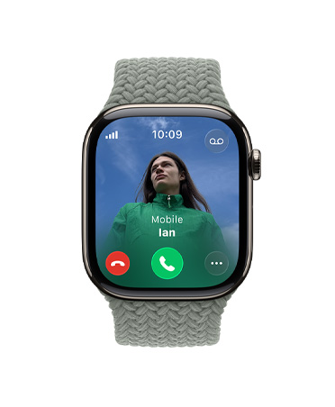Apple Watch Series 11, culoare Natural, carcasă din titan, apel primit, poză contact, butoane pentru acceptare și refuz apel, partea dreaptă exterioară, Digital Crown, curea, brățară împletită Solo, culoare Verde/Gri