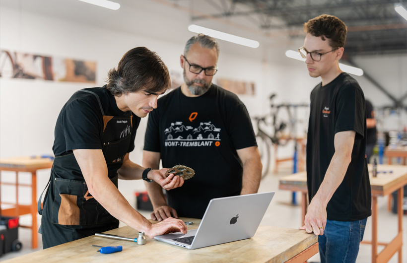 Bicycles Quilicot eğitmeni Nicolas Paquin, şirketin ücretsiz sunduğu bisiklet tamircisi sertifika programının materyallerine erişmek için MacBook Pro kullanıyor.