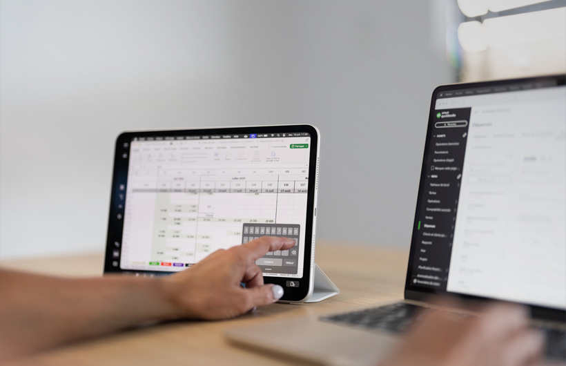 Sidecar, iPad’i ikinci bir ekrana dönüştürerek Finans Denetçisi Gabrielle Pelletier’e Excel ve QuickBooks’taki veri yoğunluğu yüksek işler için daha fazla alan sağlıyor.