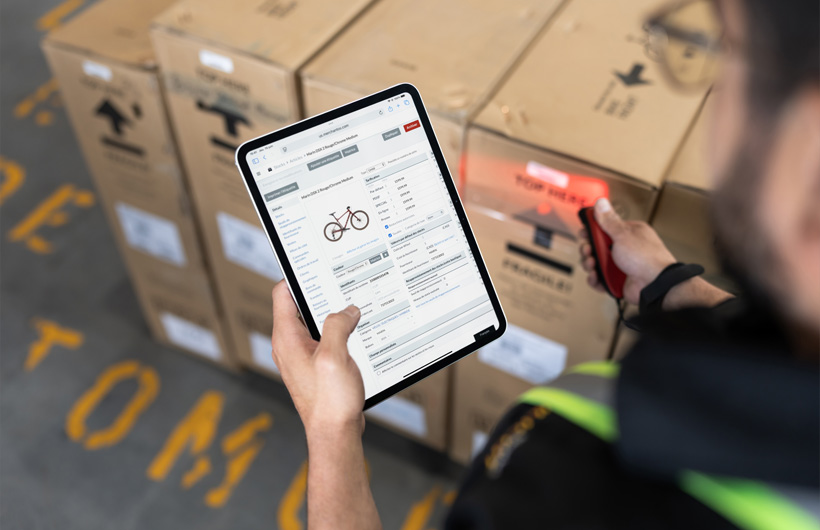 Depo Müdürü Inston Gurdian, envanter ve kargo süreçlerini kolaylaştırmak için iPad kullanıyor.