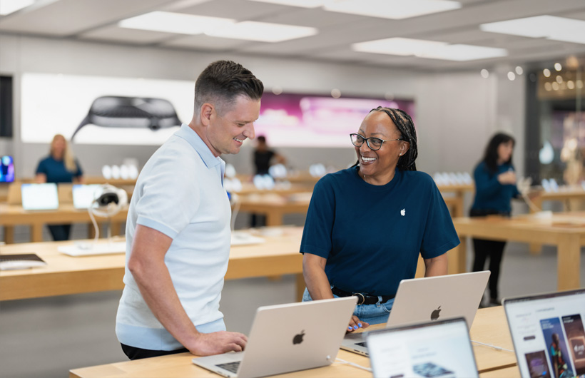 CEO Marc-André Lebeau, yerel bir Apple Store’da Business Ekibi üyesi Kareema’dan teknik destek alıyor.