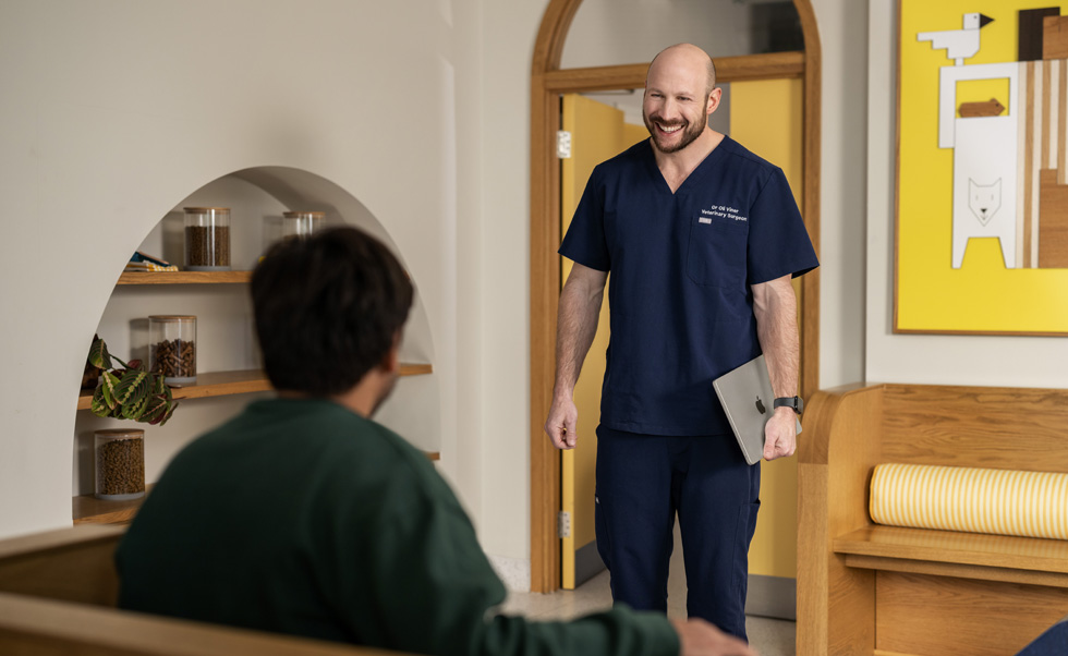 Leggero e potente, MacBook Air consente al personale medico di spostarsi facilmente da un cliente all’altro.