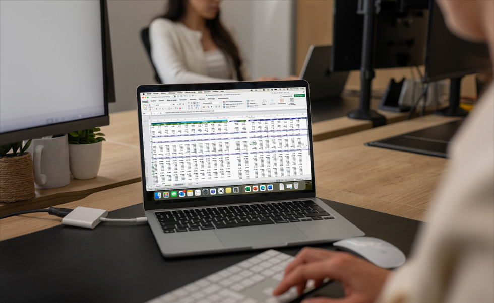 Finans ekibi muhasebe ve bütçeleme için Mac’te Excel kullanıyor
