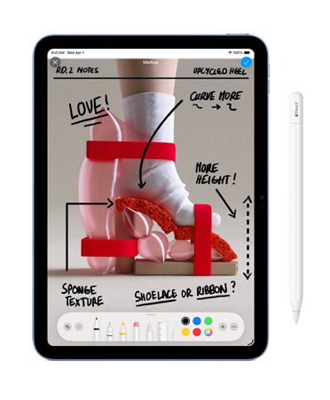 Imagen del diseño de un zapato llamativo en un iPad con un Apple Pencil, se muestra la herramienta Marcado utilizada para agregar notas e ideas