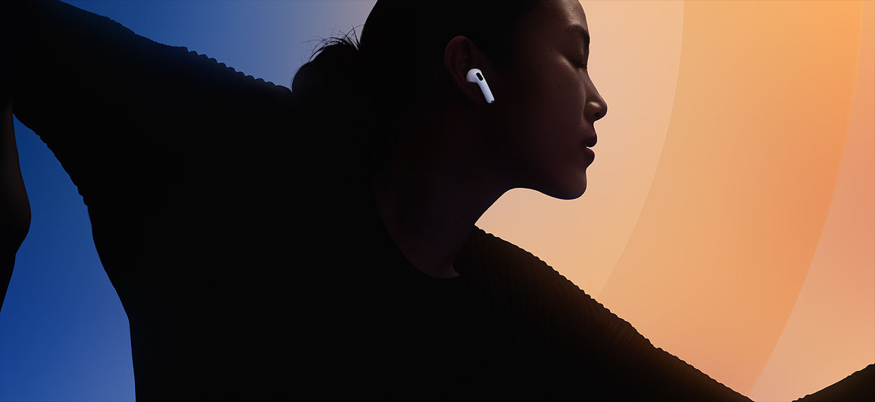 AirPods 5, beyaz renk, kulağa takılı, çok renkli arka planda bir kişinin silüeti