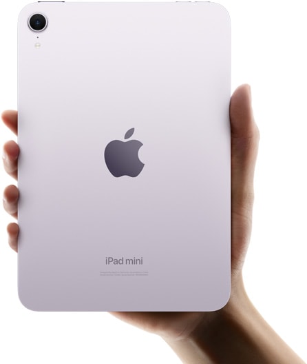En bruger har en iPad mini i hånden med bagsiden fremad for at vise, hvor kompakt og bærbar den er.