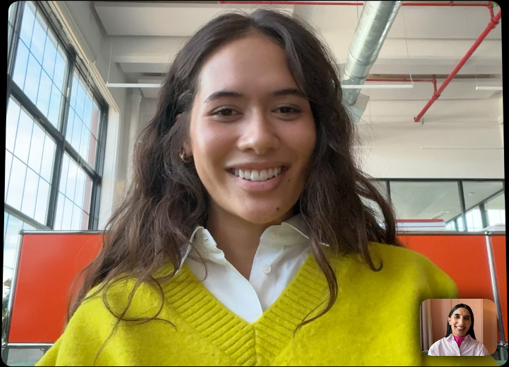 iPad Pro fixé à un Magic Keyboard ouvert, écran affichant un appel FaceTime en plein écran, mettant en valeur le système caméra pro
