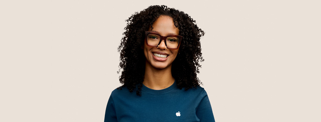 Especialista de Apple sonriendo y con una actitud amigable