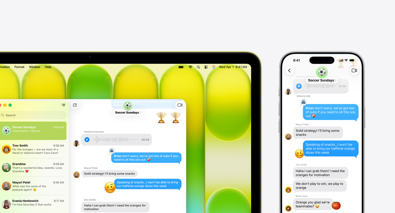 MacBook Neo amarelo-cítrico mostrando um bate-papo em grupo no app Mensagens chamado ”Domingos de futebol” e outras mensagens recentes. O iPhone ao lado mostra o mesmo bate-papo