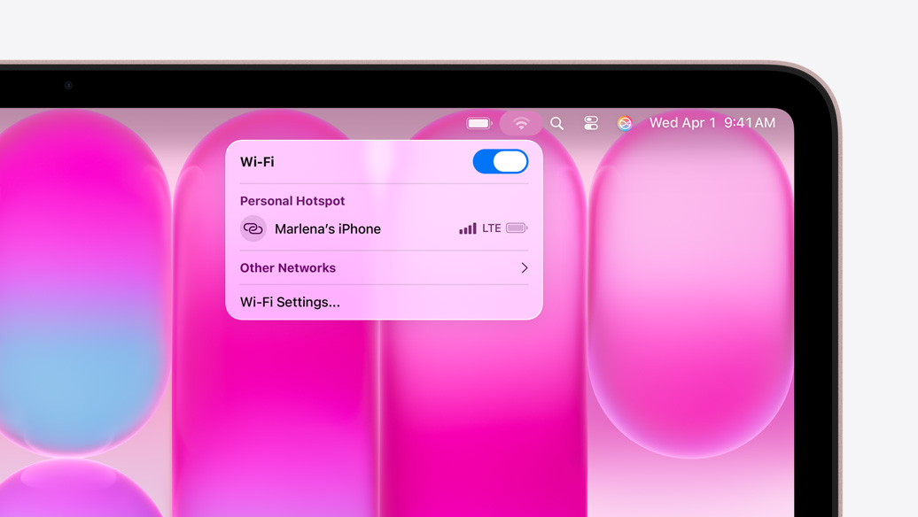 MacBook Neo na cor blush. O menu Wi-Fi mostra a seção Acesso Pessoal com ”iPhone de Marlena” como opção para selecionar