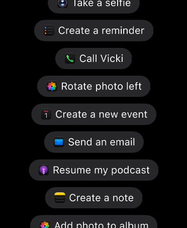 Schermata con richieste a Siri AI di eseguire azioni nelle app, tra cui Scatta un selfie, Crea un promemoria, Chiama Vicki, Ruota foto a sinistra, Crea un nuovo evento, Invia un’email, Riprendi il podcast, Crea una nota, Aggiungi foto all’album
