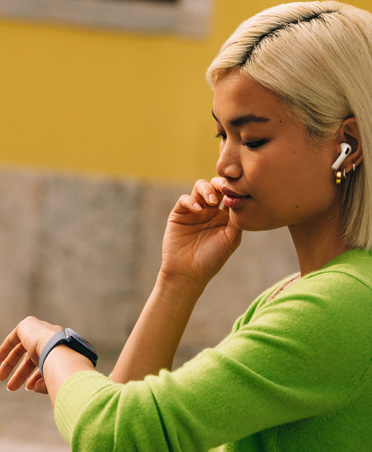 Eine Frau schaut auf ihre Apple Watch
